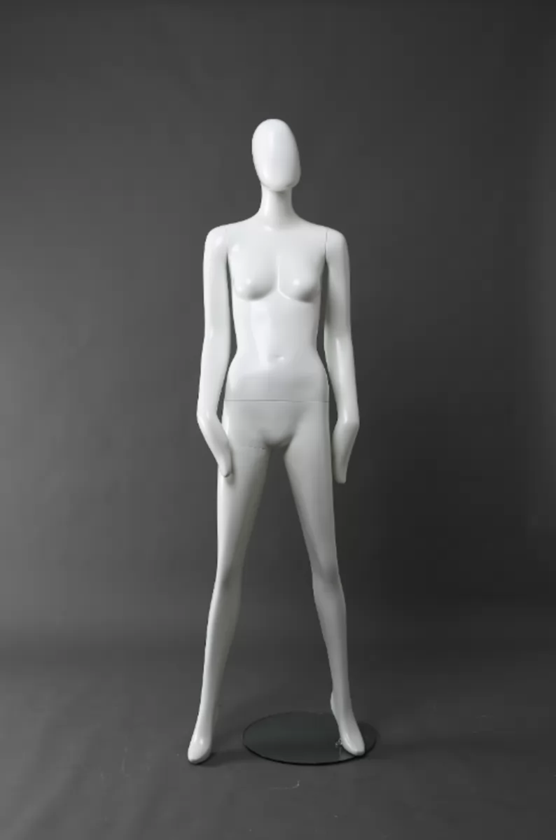 Mannequin féminin à la mode pour l'affichage de vêtements et de placards
   